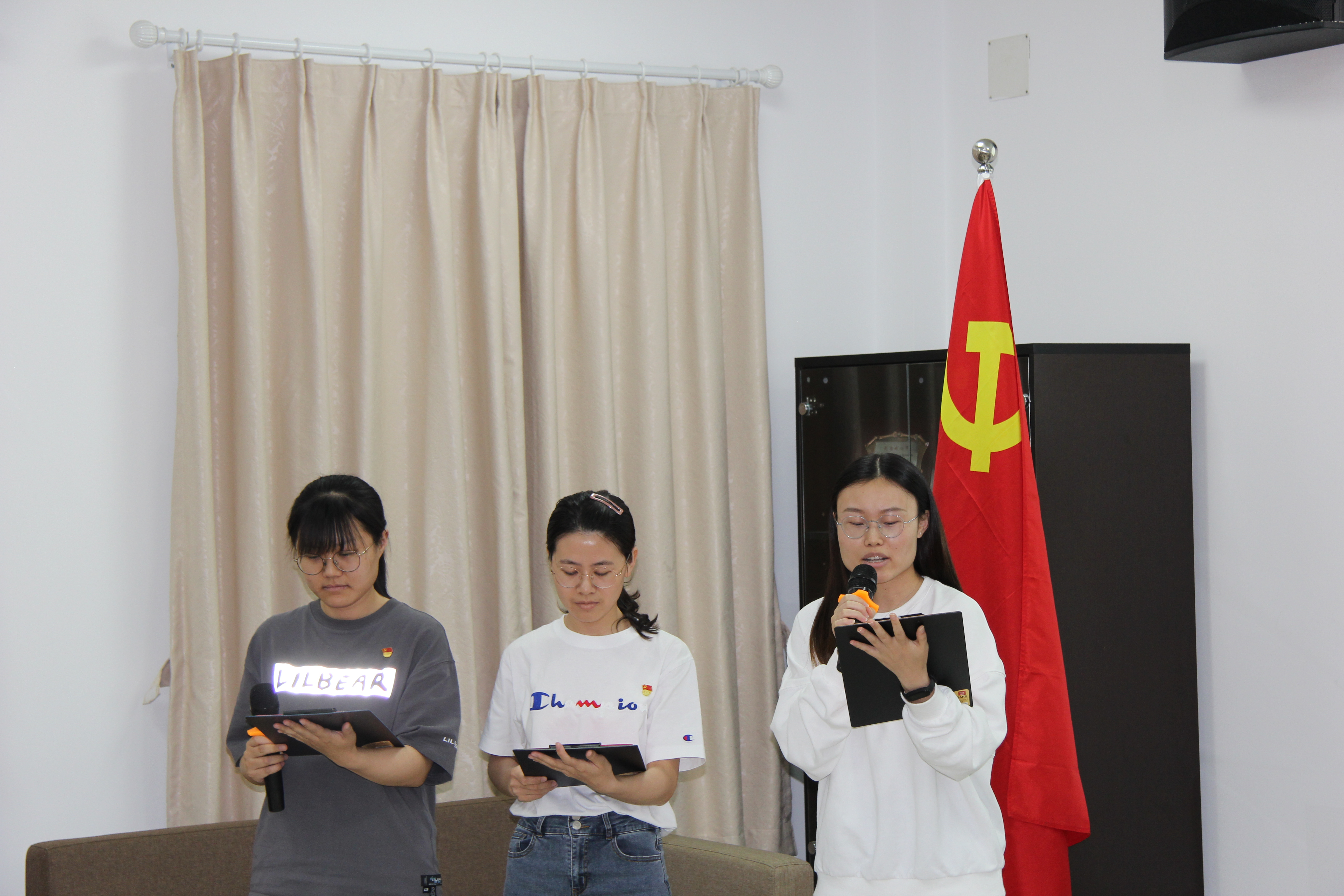 员工朗诵.JPG